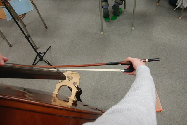 コントラバス弓の持ち方と弾き方は 吹奏楽部の初心者さんへ いざときタンサック